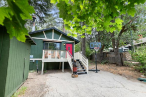 Bear Cave - Cute and cozy with a hot tub!